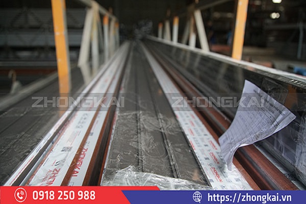 thanh nhôm xingfa vân gỗ