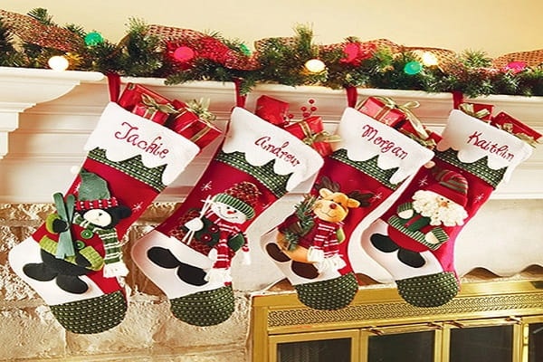10 Cách Trang Trí Noel Đơn Giản Cho Cửa Nhà Đẹp Lung Linh